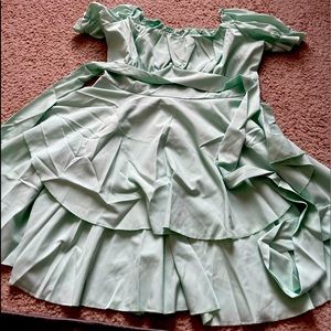 Hi I selling this dress, still new.